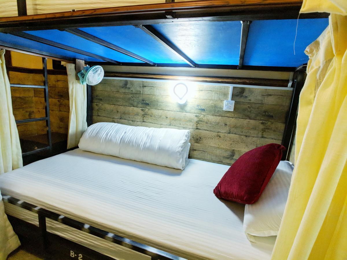 Hotel Forest Lake Backpackers' Hostel Похара Екстериор снимка
