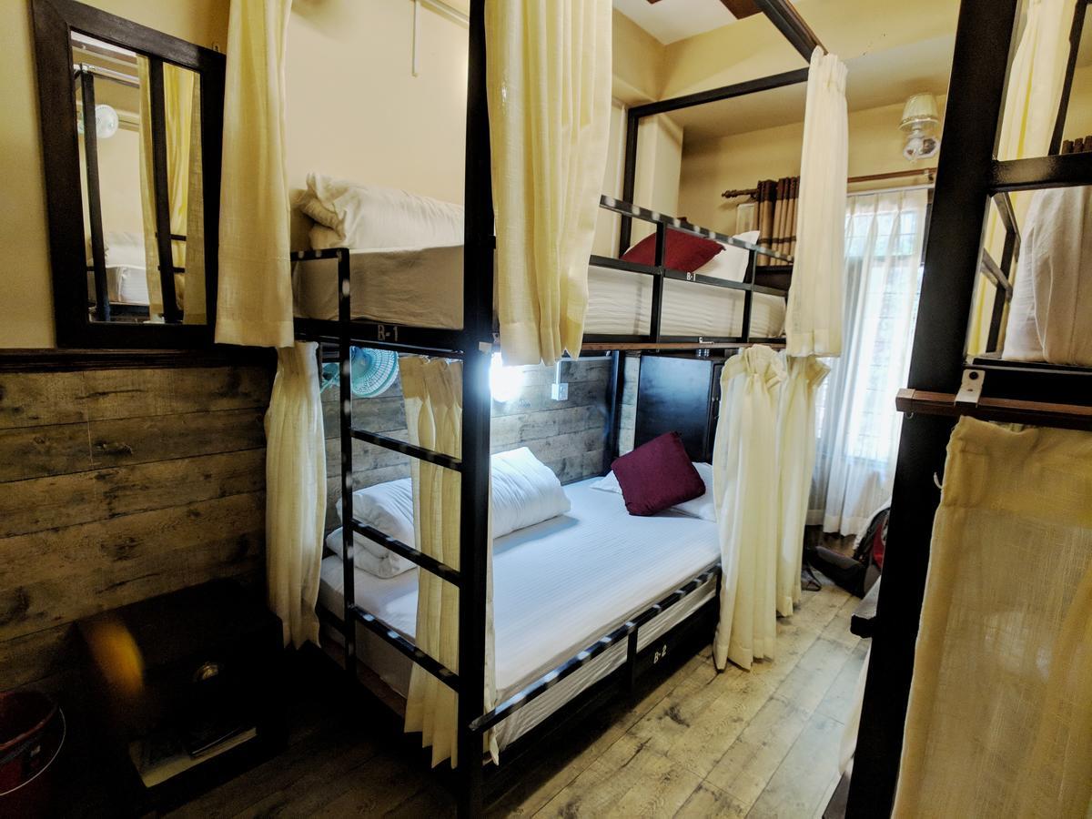 Hotel Forest Lake Backpackers' Hostel Похара Екстериор снимка